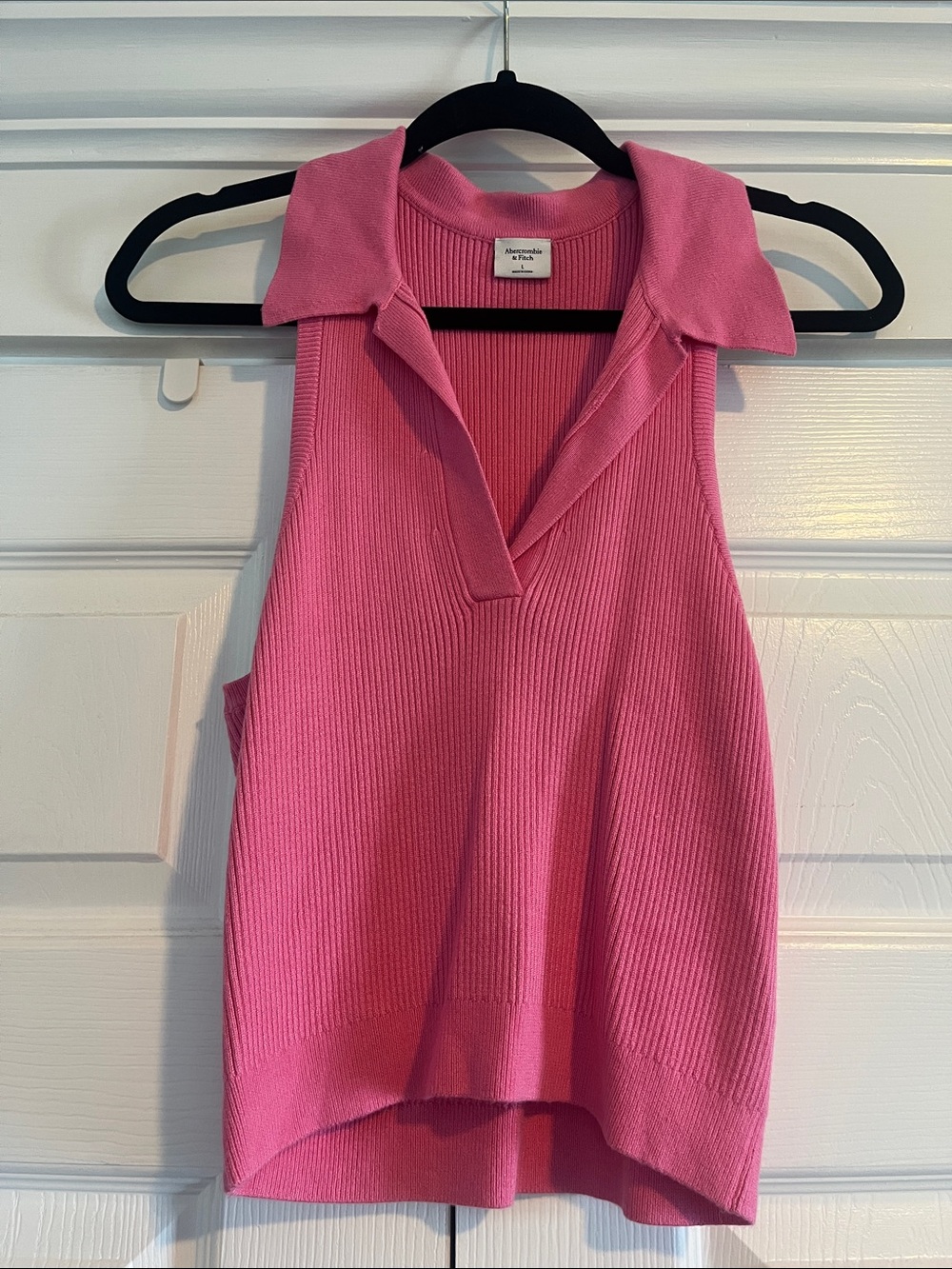 Abercrombie & Fitch Sleeveless Collared V-Neck Sweater Tank in Pink